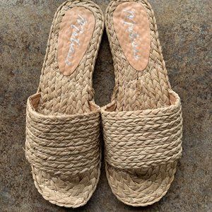 NWOB Matisse Hallie flat rattan sandal, size 10